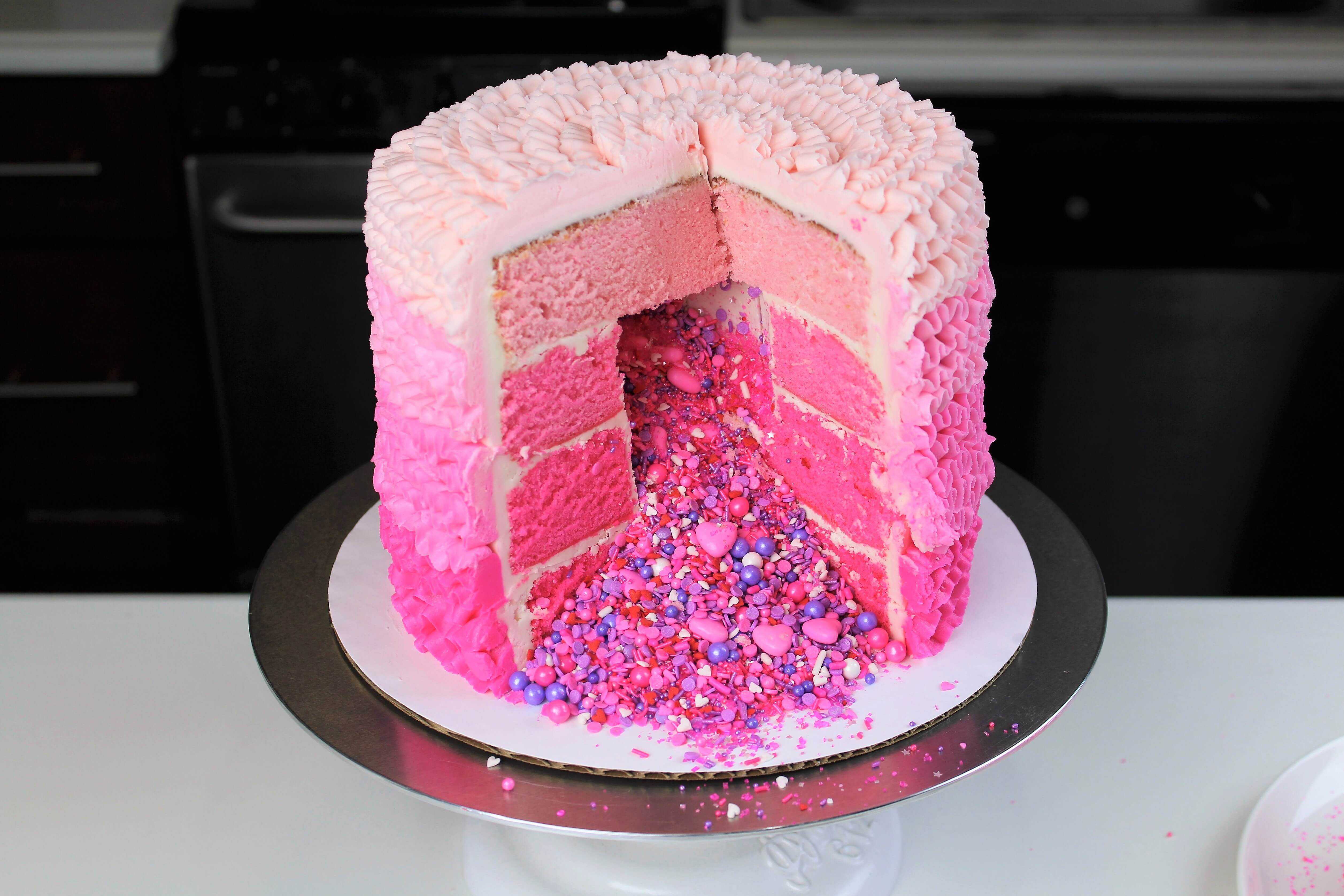 Сделать розовый торт. Розовый тортик. Розовый торт внутри. Ярко розовый торт. Торт с розовыми мазками.