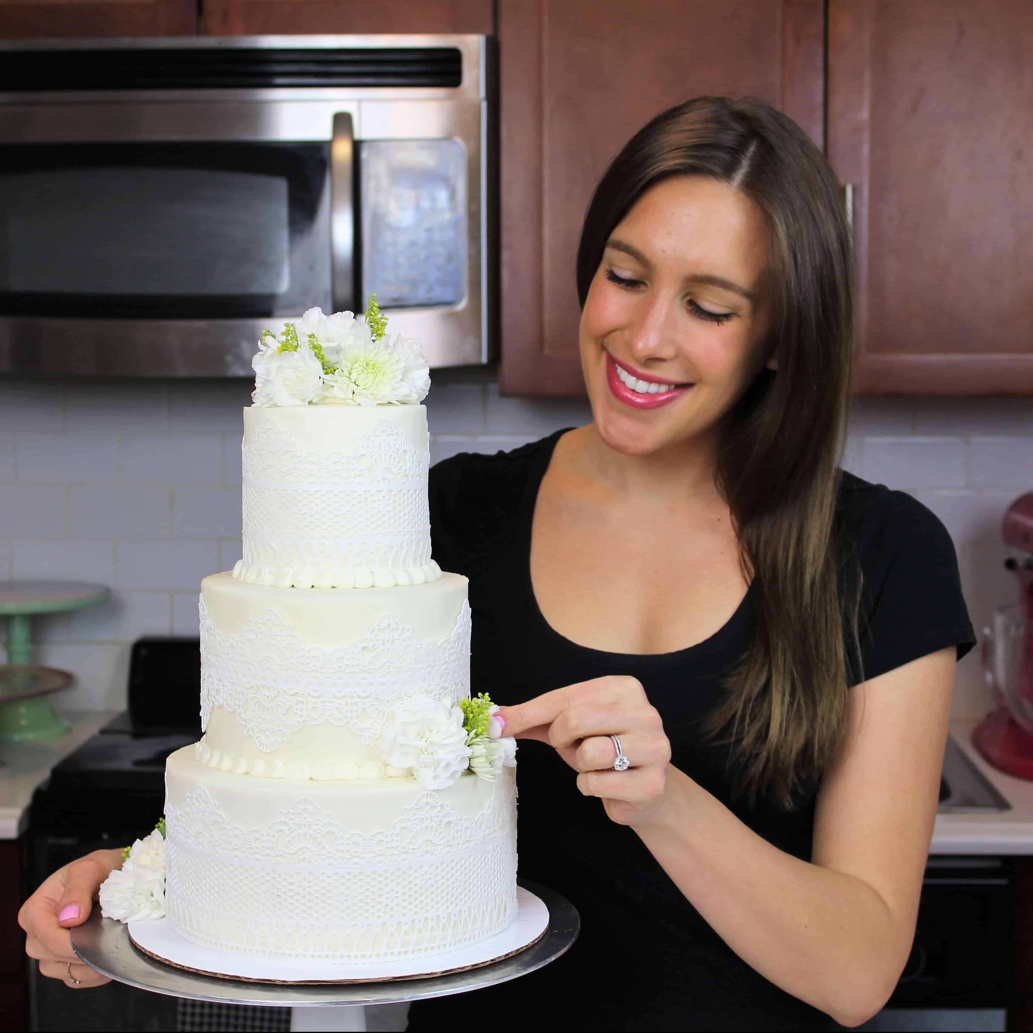 Foto de tarta de boda con encaje comestible