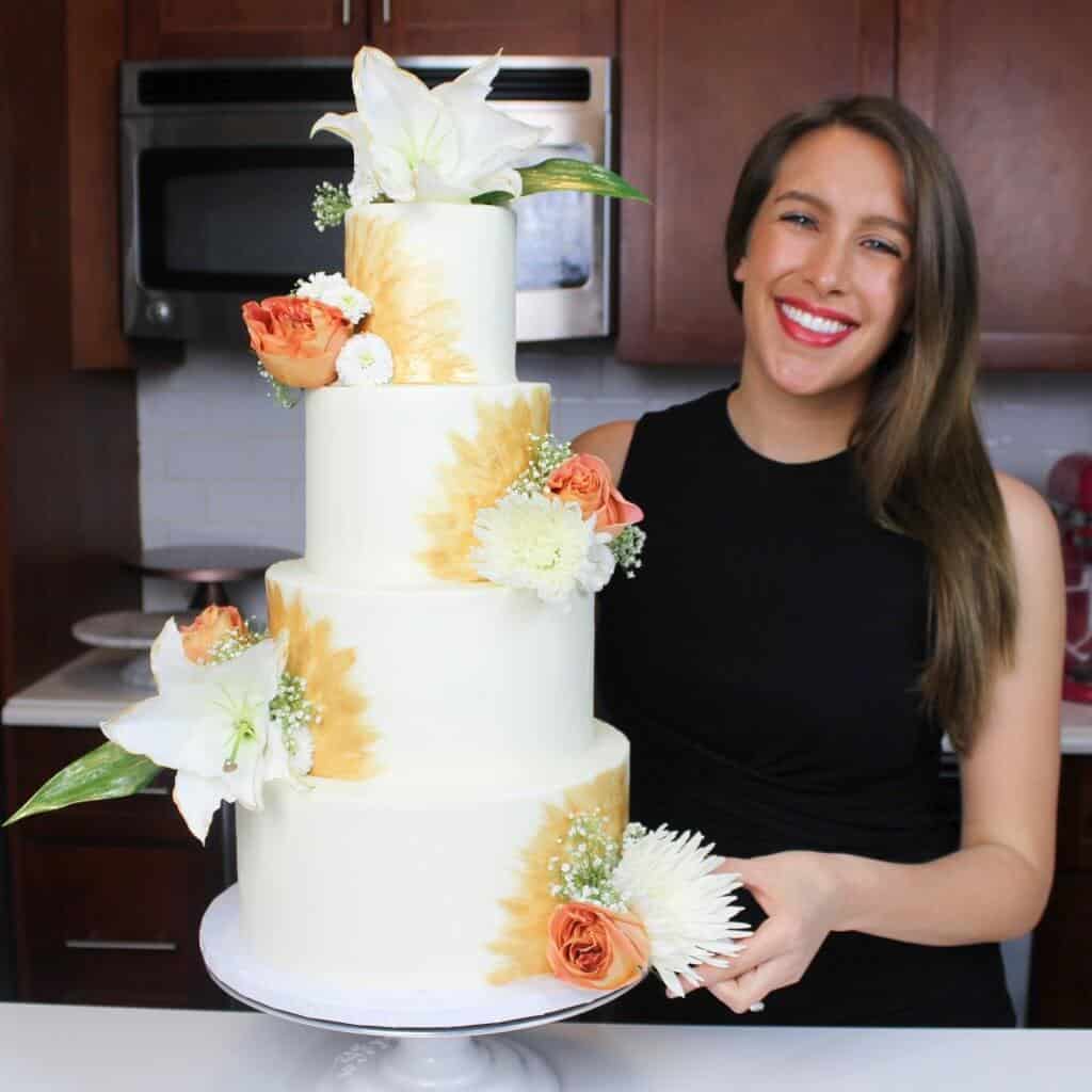 Photo d'un gâteau de mariage floral d'inspiration tropicale à quatre étages