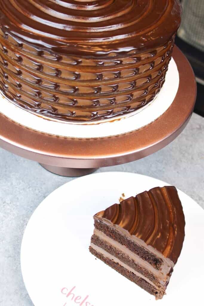 Photo du gâteau au chocolat Baileys, fourré de ganache au chocolat Baileys, et glacé avec de la crème au beurre au chocolat Baileys