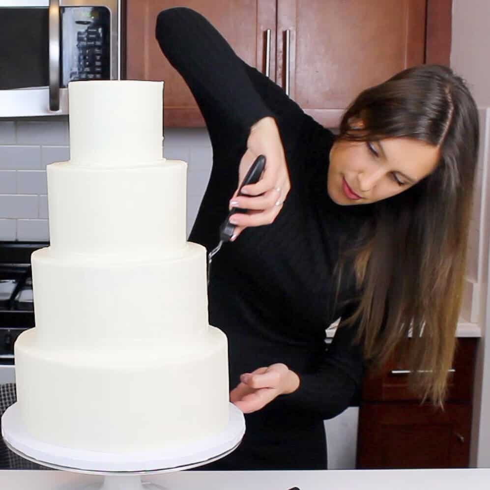 Vyhlazení mezery na tato čtyři odstupňovanou svatební dort