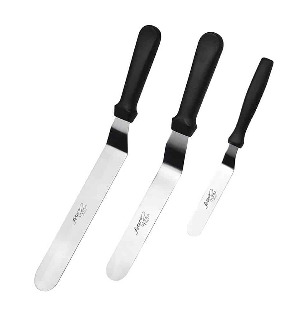 photo of different sized offset spatulas for cake decorating