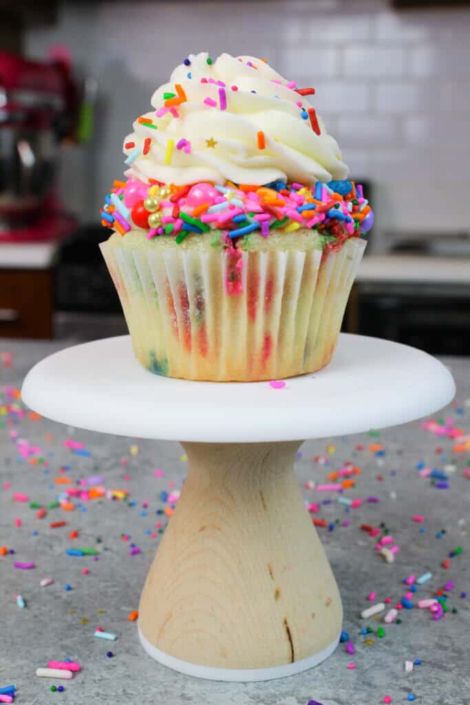 funfetti-cupcake-recipe-with-homemade-buttercream-frosting