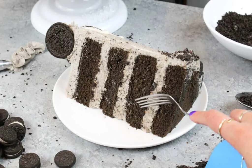 photo of chocolate oreo cake slice with oreo frosting