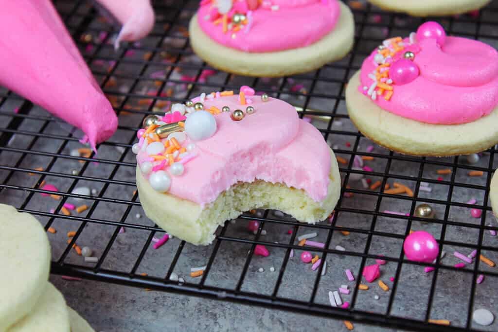 Buttercream Cookies Soft, Chewy Sugar Cookies w/ Buttercream Frosting