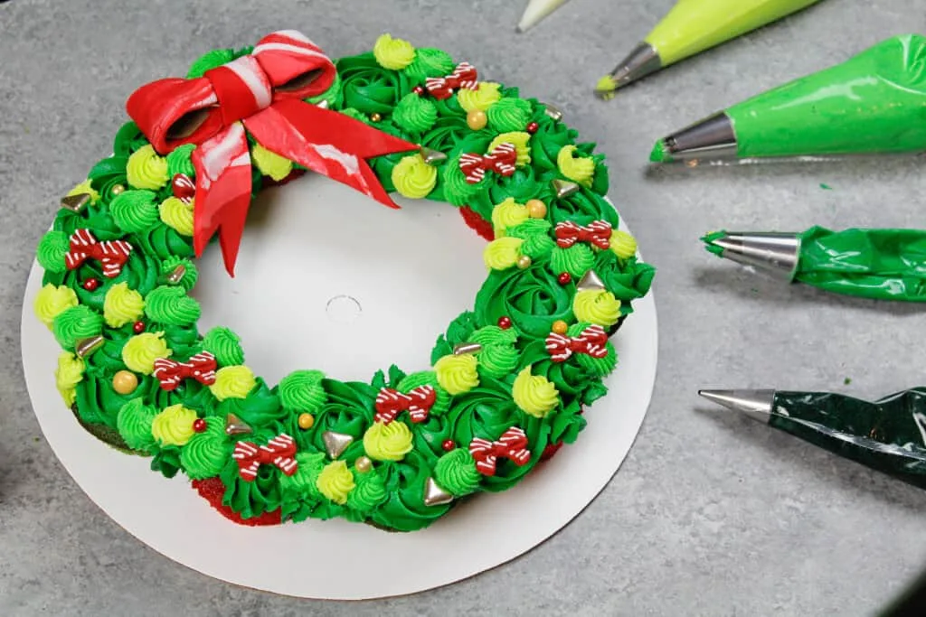 image of christmas wreath cupcake cake