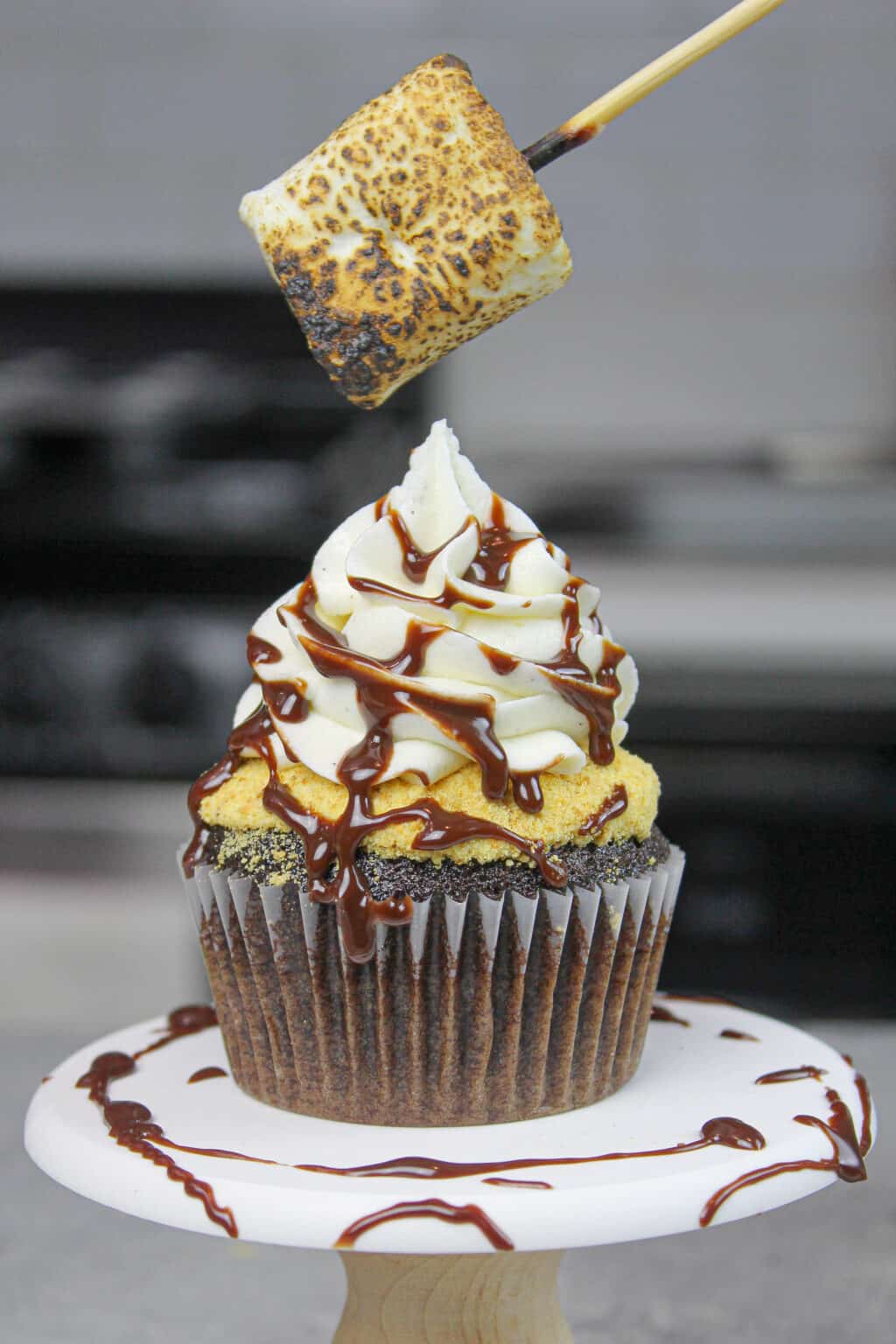 S'mores Cupcake Recipe: Chocolate Cupcakes Filled w Marshallow Cream