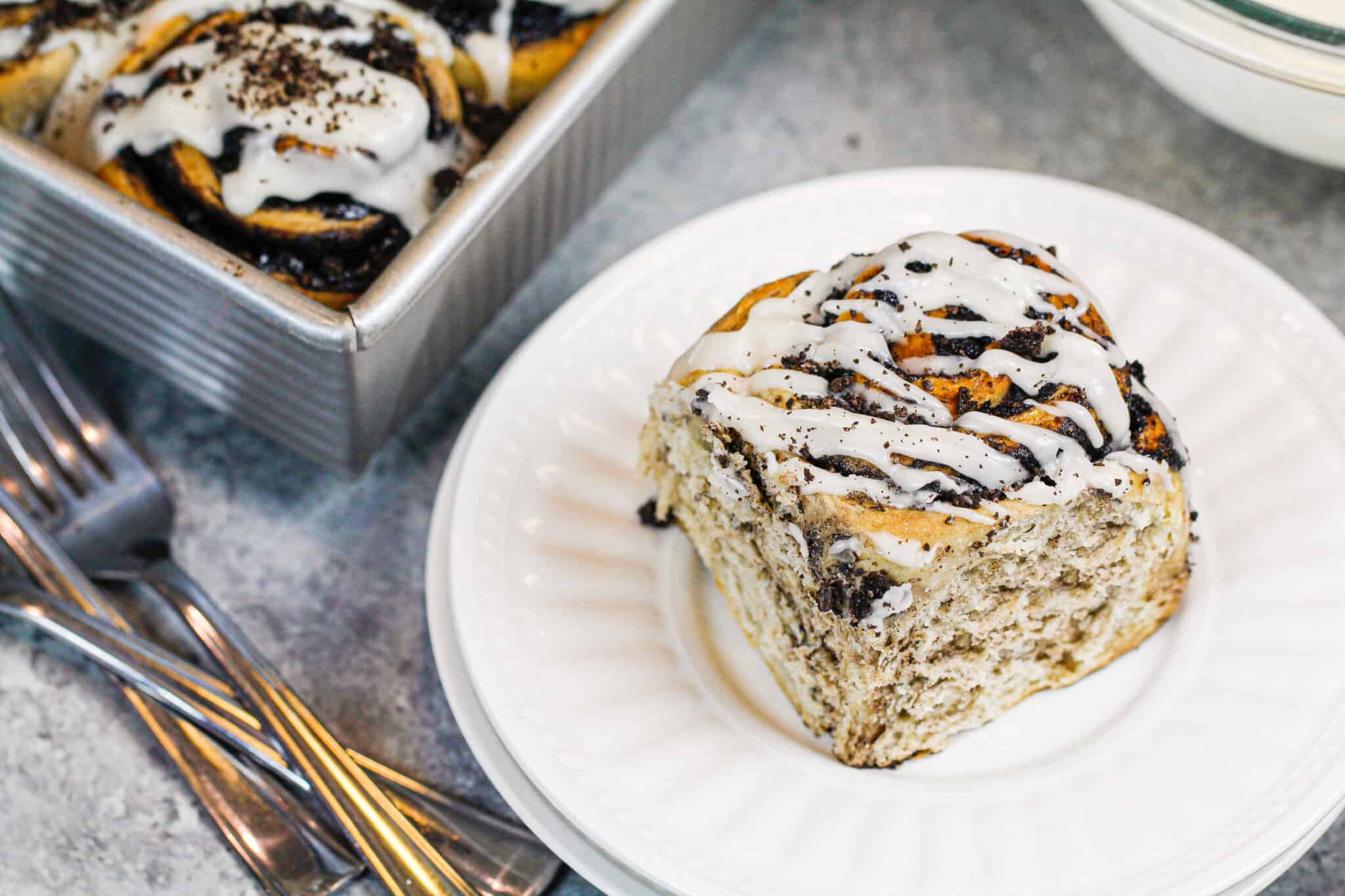 Oreo Cinnamon Rolls Fluffy Cinnamon Rolls with Dark Chocolate Filling