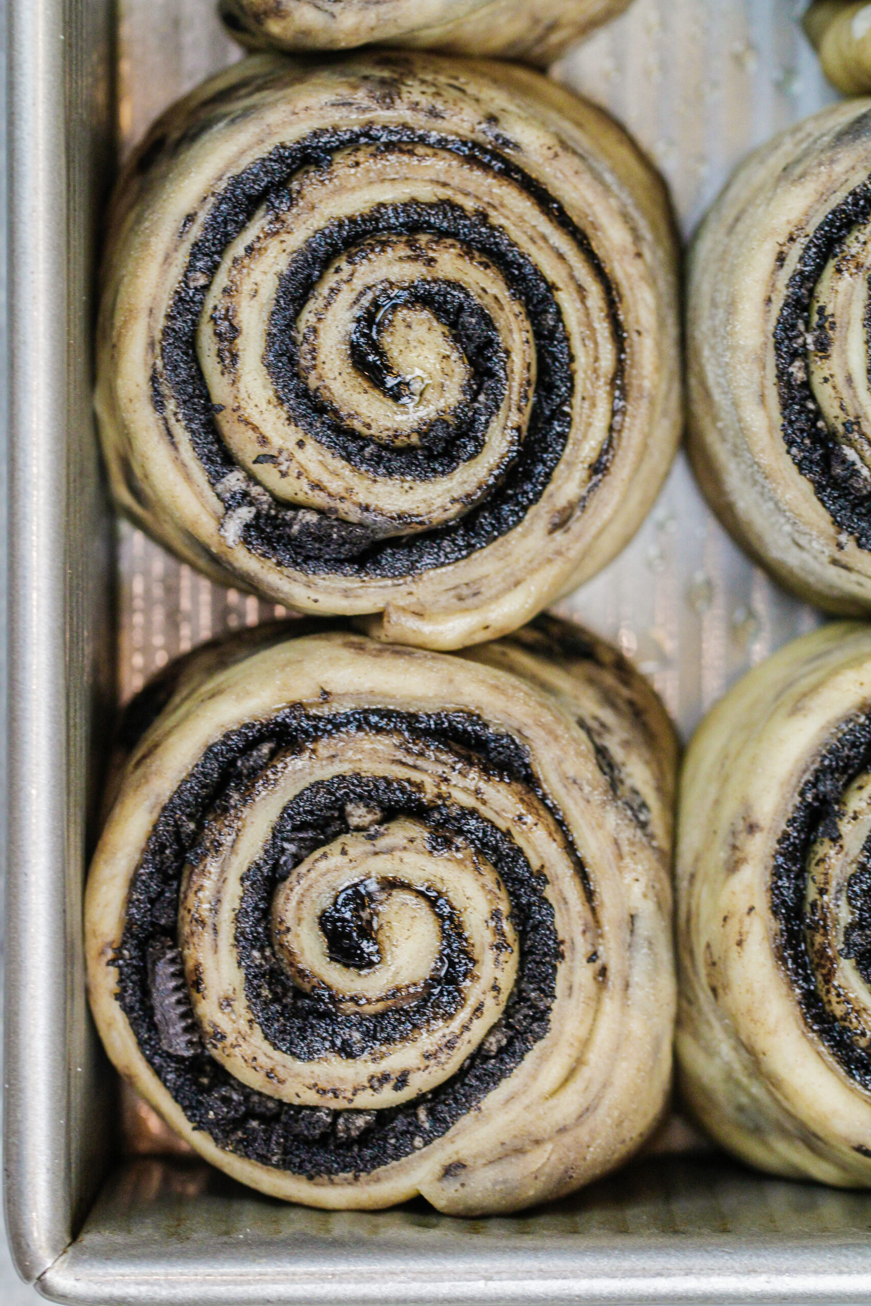 Oreo Cinnamon Rolls Fluffy Cinnamon Rolls with Dark Chocolate Filling