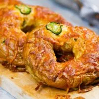 image of jalapeno cheddar bagels baked and ready to be sliced