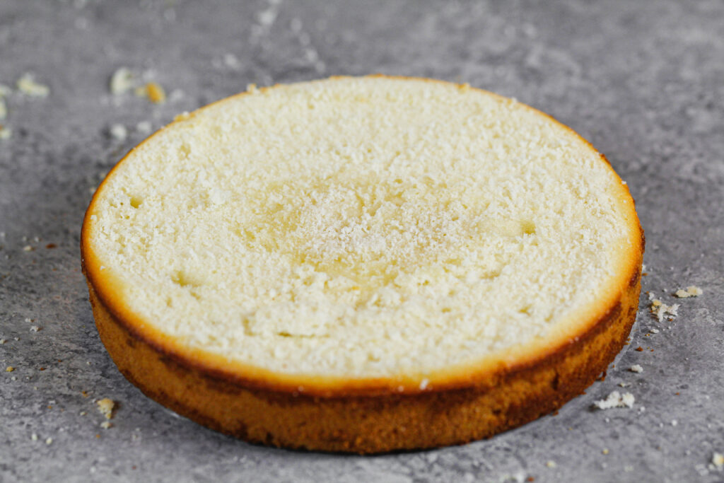  image de la couche de gâteau sous-cuite qui a été nivelée, pour aider à répondre à la question pourquoi les gâteaux s'enfoncent-ils au milieu 