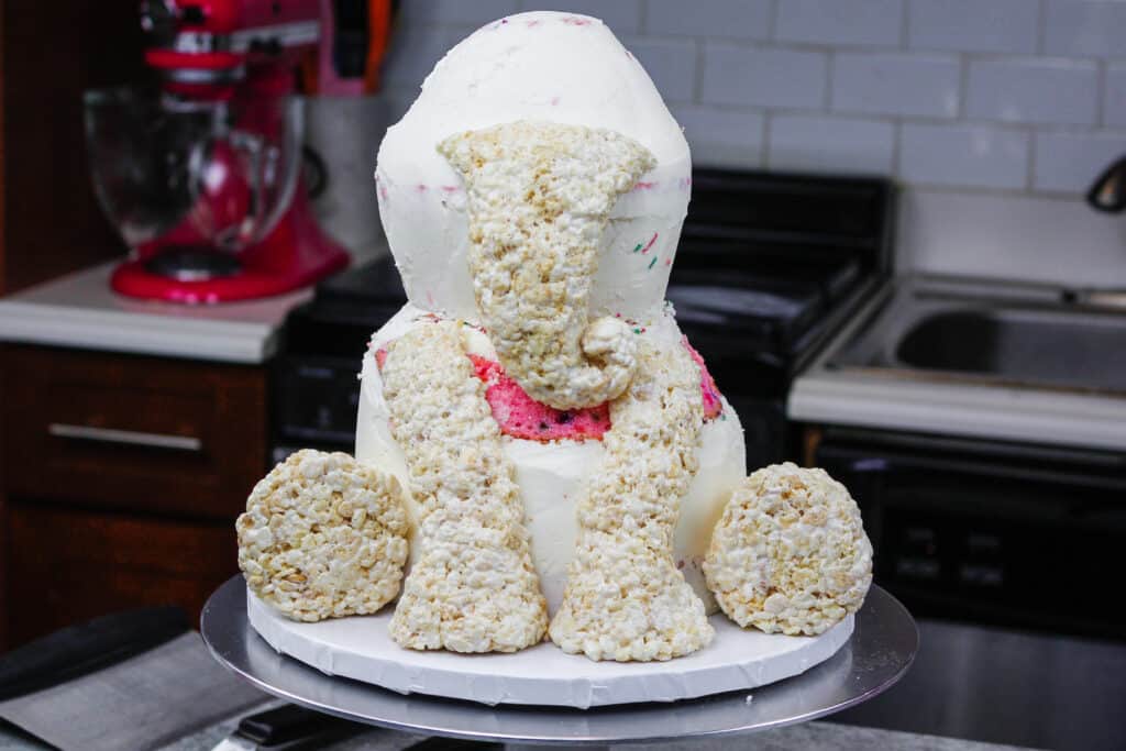 Bild eines Elefantenkuchens mit Buttercreme und Reis-Krispie-Leckereien