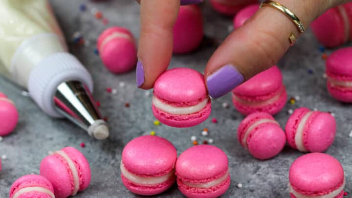 Le Mini Macaron - Do you have a favorite one yet?⠀⠀⠀⠀⠀⠀⠀⠀⠀ Comment below  😊️👇⠀⠀⠀⠀⠀⠀⠀⠀⠀ . Salted Caramel 🧡⠀⠀⠀⠀⠀⠀⠀⠀⠀ . Crème de Chocolat 🤎⠀⠀⠀⠀⠀⠀⠀⠀⠀  . Pomegranate