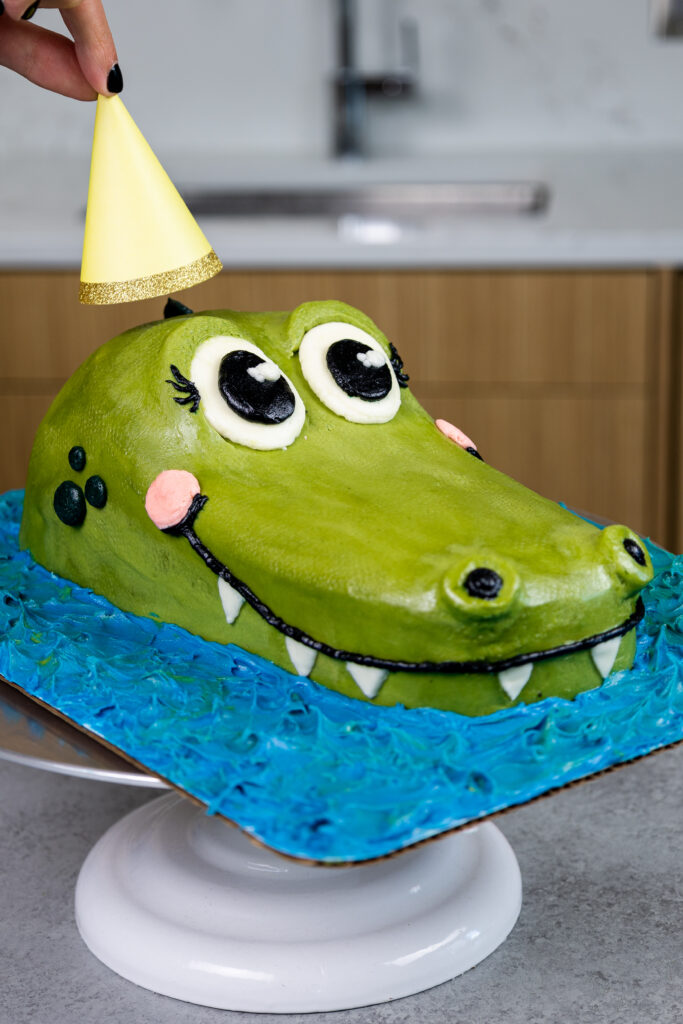 image of a cute and easy to make crocodile made with buttercream and vanilla buttercream