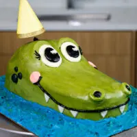 image of a cute and easy to make crocodile made with buttercream and vanilla buttercream