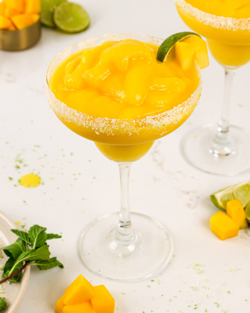 изображение замороженной маргариты из манго с ободком из лайма, сахара и лайма