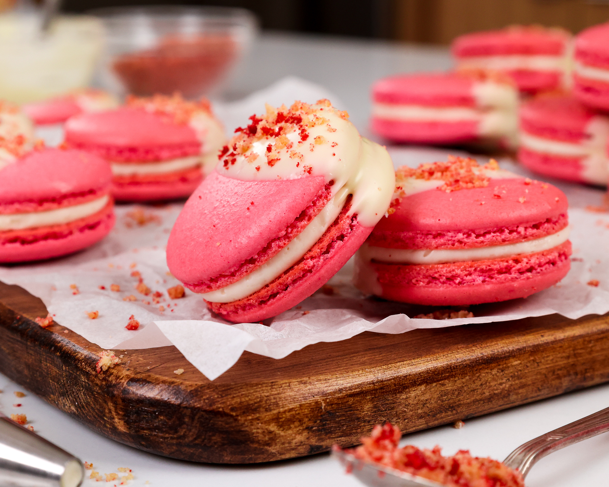 https://chelsweets.com/wp-content/uploads/2022/03/blog-thumb-finished-strawberry-shortcake-macarons-that-have-been-dunked-in-white-chocolate-and-topped-with-strawberry-shortcake-crumble.jpg