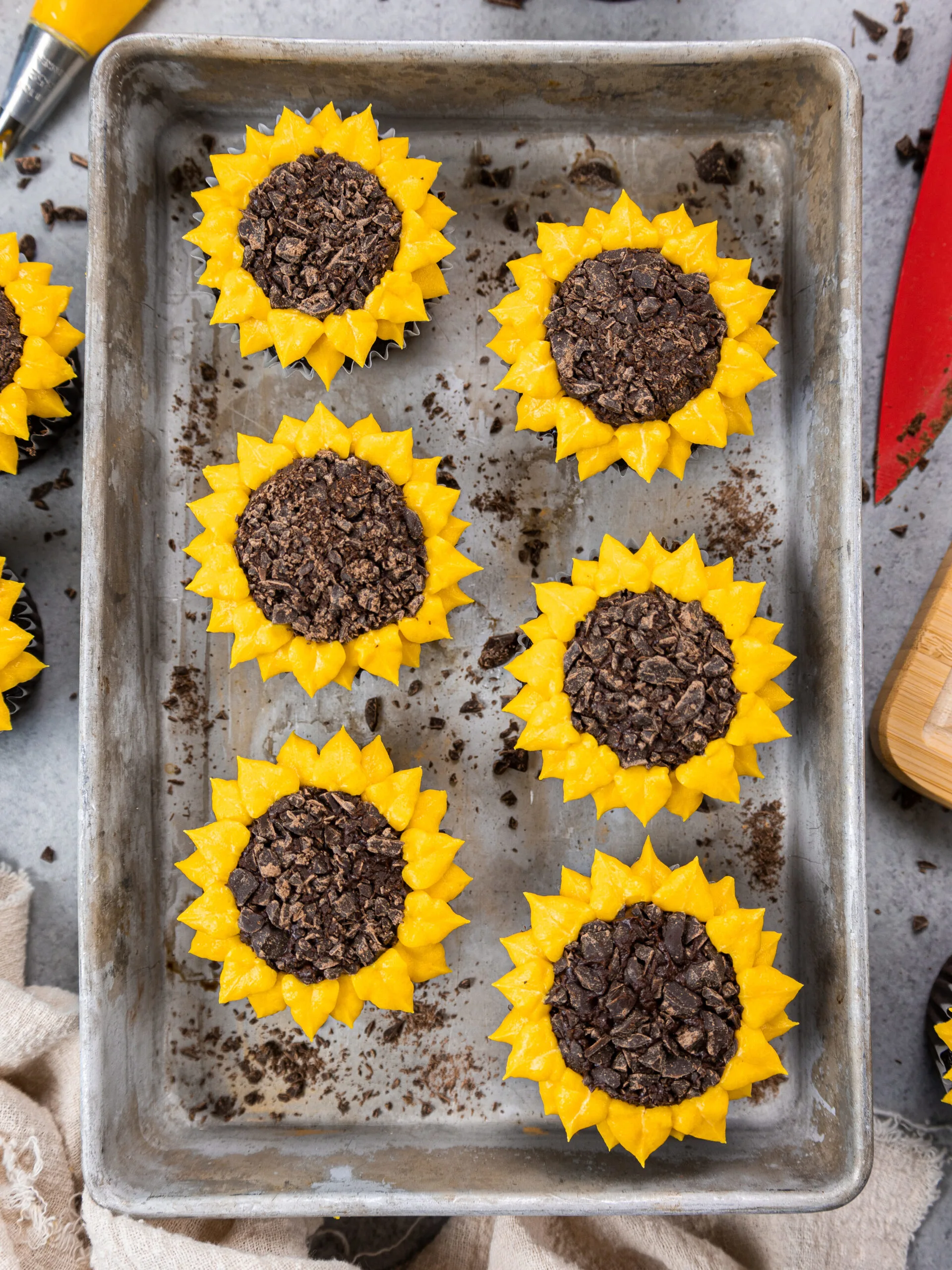 image of sunflower cupcakes