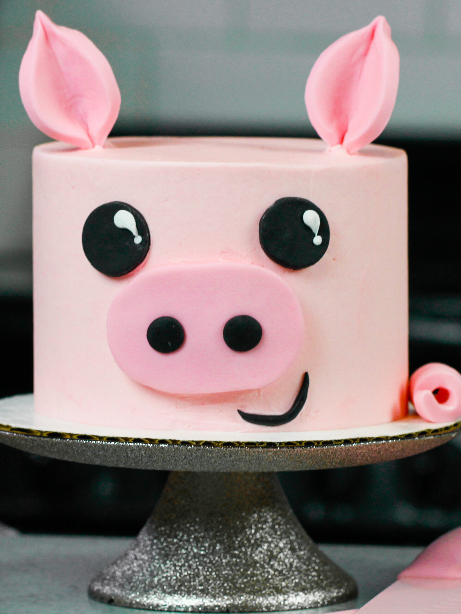 image of a pig cake made with buttercream