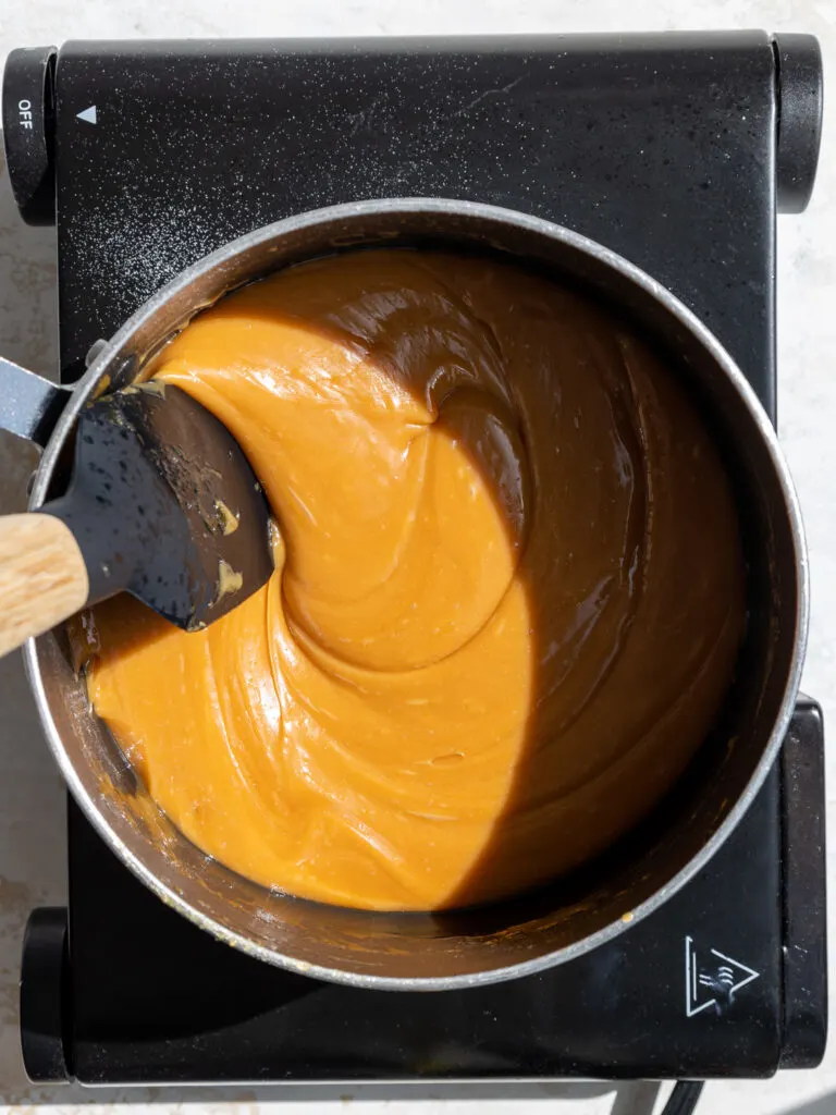 image of caramel that's been made with white chocolate to make it thicker